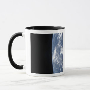 Taza El horizonte de la Tierra y la oscuridad del espac