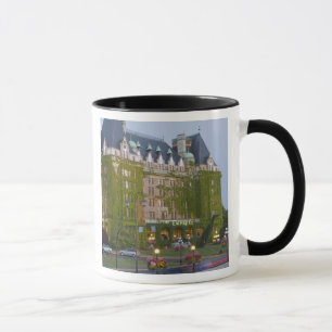 Taza El Hotel Empress en el puerto interior en
