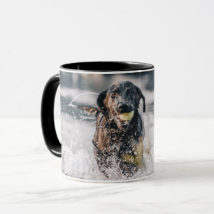 Taza El Labrador Negro Juega A La Obra En El Agua