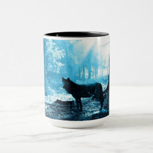 Taza El lobo negro solo en el bosque