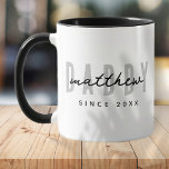 Taza El mejor papá de la época moderna elegante, simple<br><div class="desc">Este diseño sencillo y moderno se compone de una tipografía de san serif.</div>