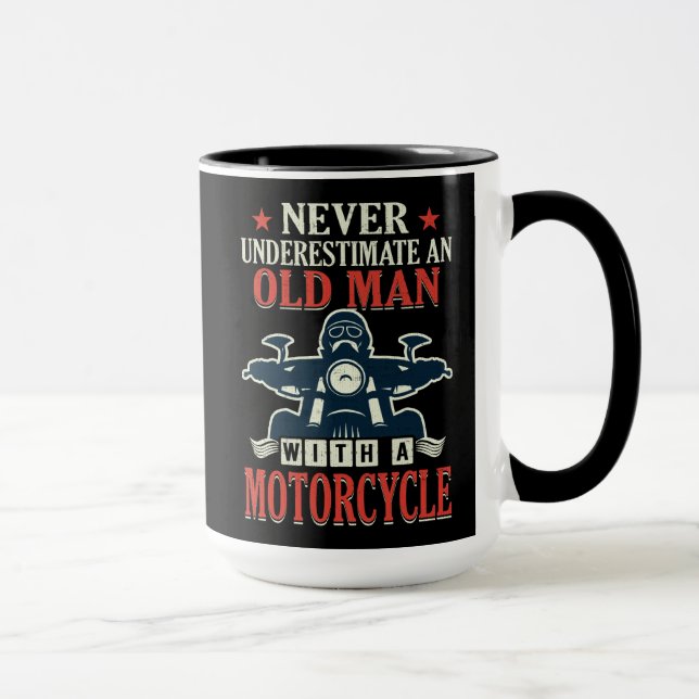 Taza El motorista de la motocicleta nunca subestima a (Derecha)