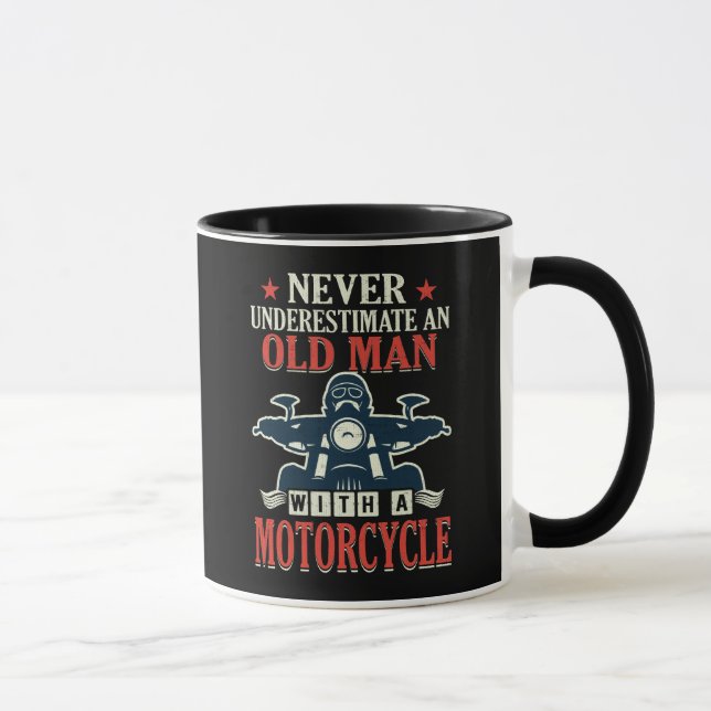 Taza El motorista de la motocicleta nunca subestima a (Derecha)