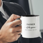 Taza El padre de los negros y blancos maduros personali<br><div class="desc">Mug personalizada para el Padre del Groom en diseño moderno y minimalista de tipografía. La plantilla de nombre está preparada para que añada los nombres de la novia y del novio y la fecha del boda. Este diseño tiene una paleta de colores blanco y negro. Visite nuestra tienda para coordinar...</div>