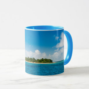 Taza El paisaje marino con la pequeña isla