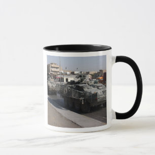 Taza el patrullar de los soldados