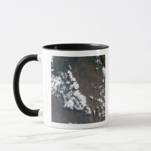 Taza El penacho sube del volcán de Nyiragongo en el