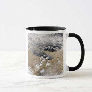 Taza El polvo descarga la costa de Libia