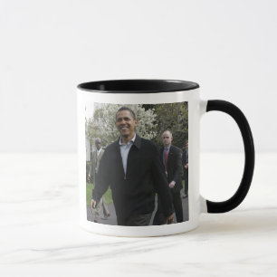 Taza El presidente Obama camina hacia la cancha de balo