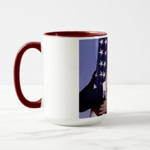 Taza El presidente Trump abraza la bandera estadouniden
