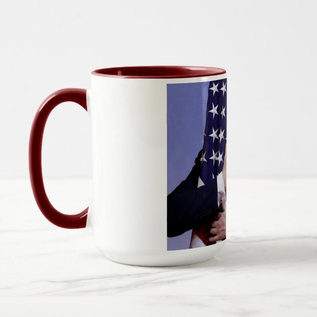 Taza El presidente Trump abraza la bandera estadouniden (Izquierda)