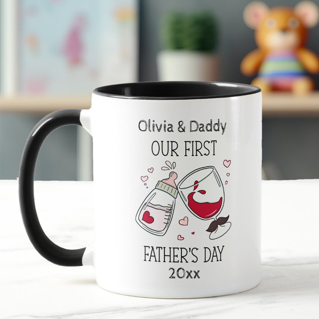 Taza El primer día del padre, la bebé, una niña diverti (Our First Father's day Funny Cheers Mug)
