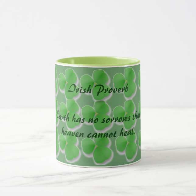 Taza El proverbio irlandés Tierra tiene penas que el ci (Centro)