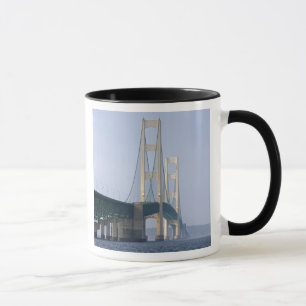 Taza El puente de Mackinac que atraviesa los Estrechos 