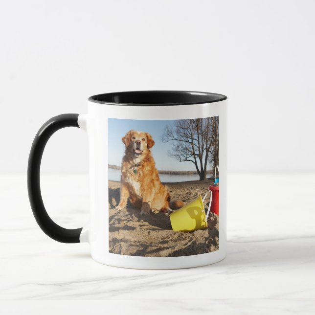 Taza El retrato del perro en la playa con la arena (Izquierda)