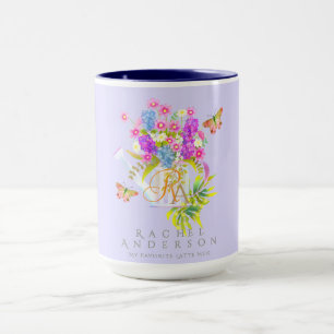 Taza El riego floral del país puede monograma morado