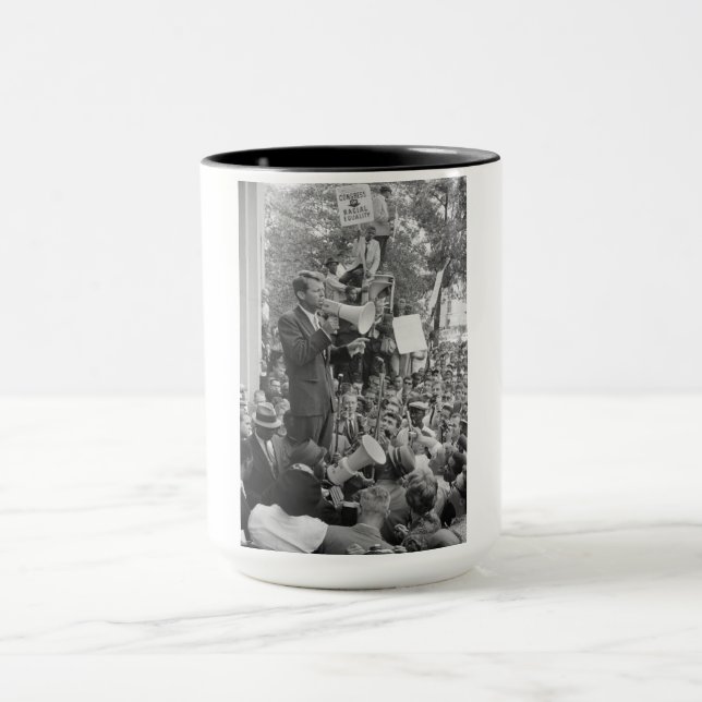 Taza El senador Robert Kennedy haciendo campaña por el  (Centro)