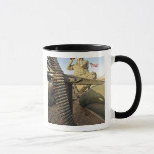Taza el soldado explora para la actividad enemiga