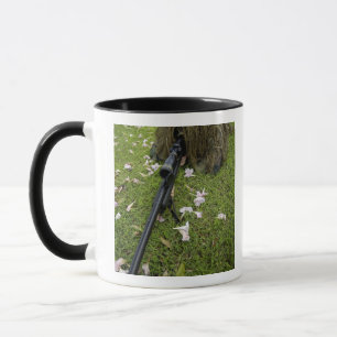 Taza El soldado practica táctica del francotirador