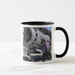 Taza El técnico del combustible de aviación ata una