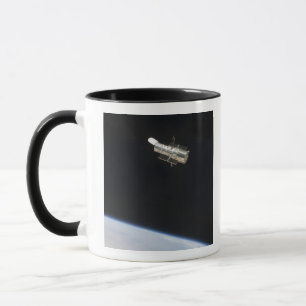 Taza El telescopio espacial de Hubble en órbita sobre