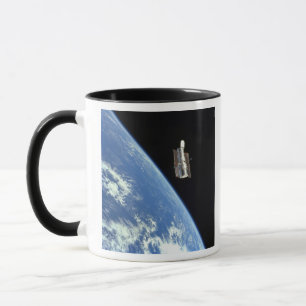 Taza El telescopio espacial Hubble con una tierra azul