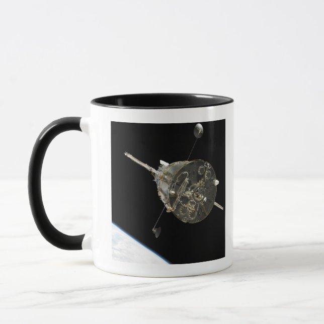 Taza El telescopio espacial Hubble en órbita sobre la T (Izquierda)