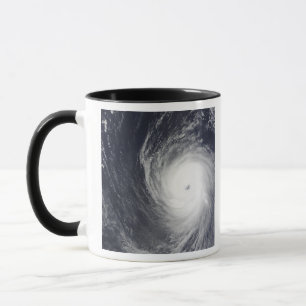 Taza El tifón estupendo Melor asoma sobre el Oce
