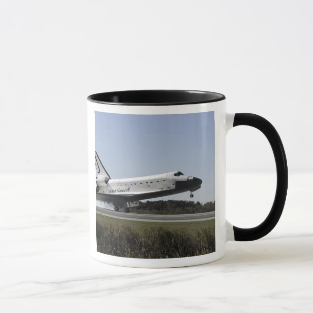 Taza El transbordador espacial Atlantis toca hacia abaj (Derecha)