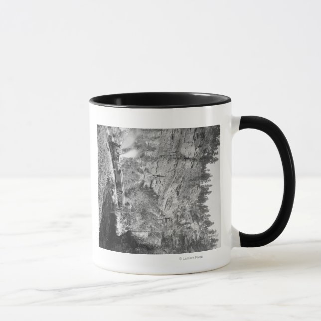 Taza El tren pasa por el Cañón Elk cerca (Derecha)