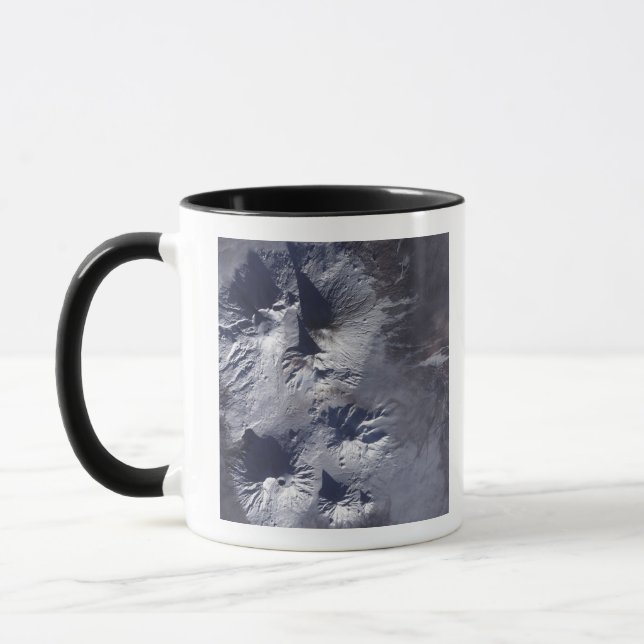 Taza El volcán Bezymianny exhibe una columna modesta (Izquierda)