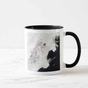 Taza El volcán Shiveluch en Kamchatka Krai, Rusia
