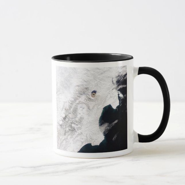 Taza El volcán Shiveluch en Kamchatka Krai, Rusia (Derecha)