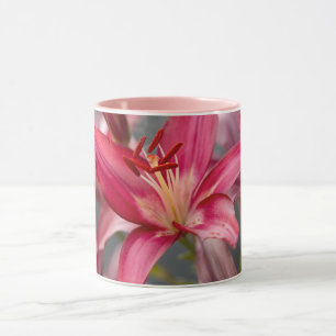Taza Elegancia de Rubor: foto de flores rosadas en Lily