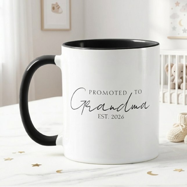 Taza Elegante Ascendida a Abuela EST Año Script (Subido por el creador)