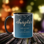 Taza Elegante Boda azul oceánico Peach Un Capítulo Nuev<br><div class="desc">Haga de su día especial una celebración inolvidable con este sencillo pero elegante tazón, que incluye elegantes letras escritas a mano y en bloques en durazno con una ducha de confetti sobre un negro a un deslumbrante matiz azul evocador del fondo mediterráneo. Personalizar como se desee. Diseño © W.H. Sim....</div>