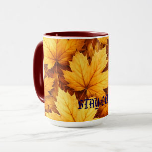 Taza elegante con hoja de arce dorada con nombre y