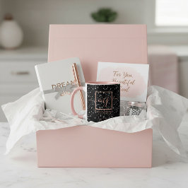 Taza elegante de oro rosa sobre negro