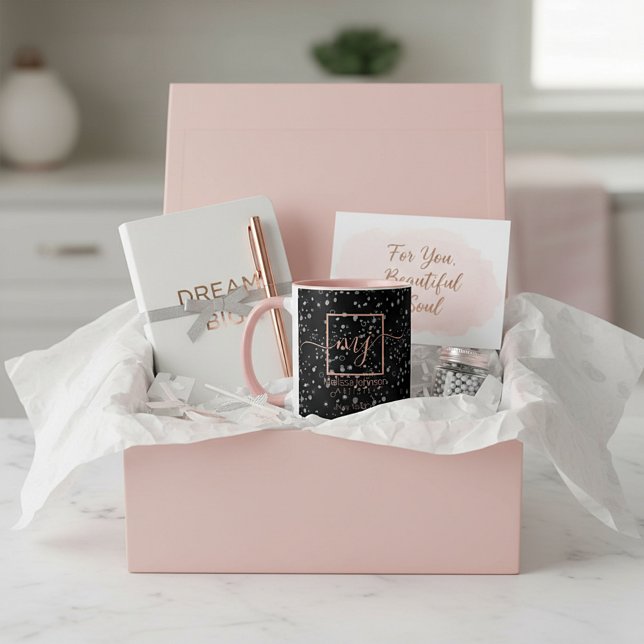 Taza elegante de oro rosa sobre negro (Subido por el creador)