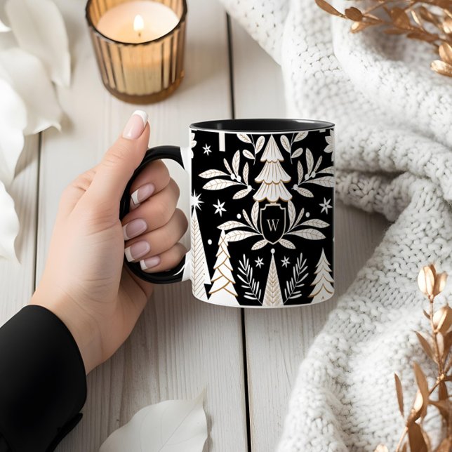 Taza Elegante Monograma de Fiesta Evergreen Forest y Fl (Elegant Holiday Evergreen Forest & Floral Monogram Mug)