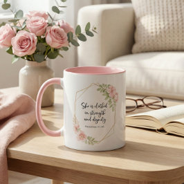Taza Ella Está Vestida de Fuerza y Dignidad Rosa