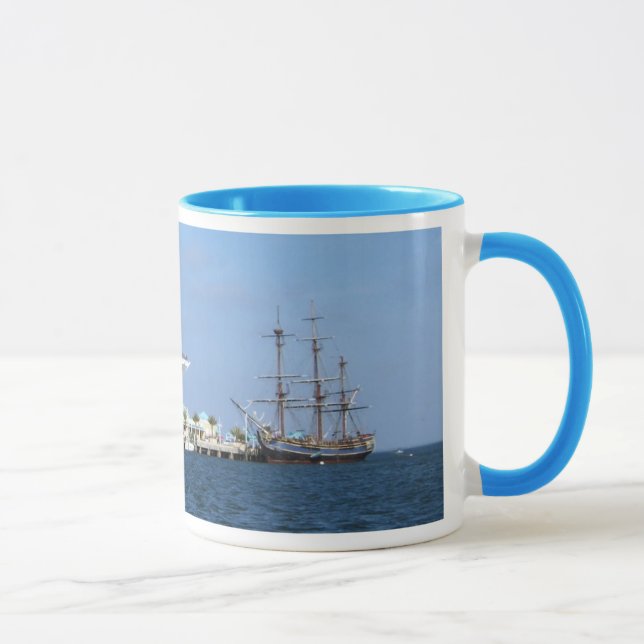 Taza Embarcadero de St Petersburg y generosidad del HMS (Derecha)