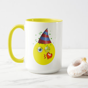 Taza Emoji del cumpleaños del guiño y del beso