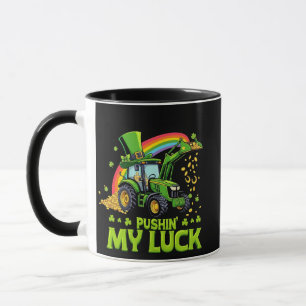 Taza Empujando mi graciosa excavadora St Patrick's Day