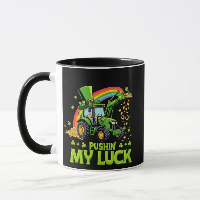 Taza Empujando mi graciosa excavadora St Patrick's Day (Izquierda)