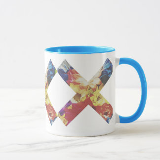 Taza en colores pastel descolorada de X por