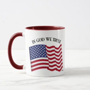Taza En Dios Confiamos con bandera de EE. UU.