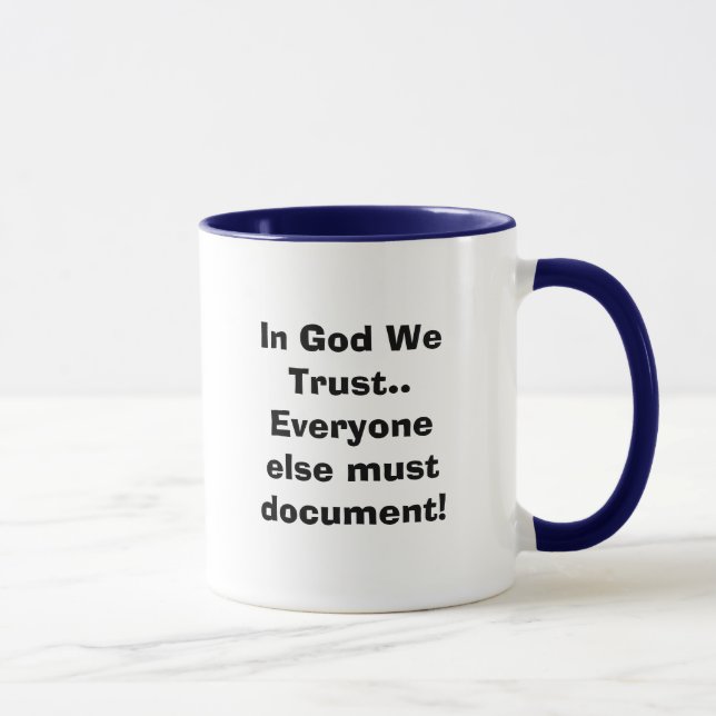 Taza En dios confiamos en. ¡Cada uno debe documentar! (Derecha)