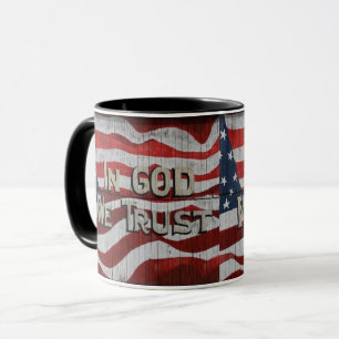 Taza En Dios confiamos en la bandera norteamericana de