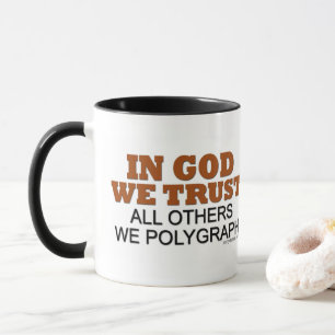 Taza En dios confiamos en. ¡Todos los otros nosotros